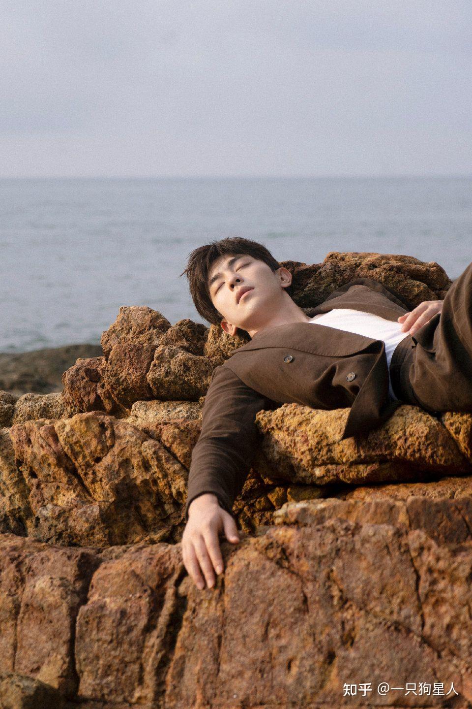 如何评价邓伦登智族gq2021年五月刊封面你喜欢哪个造型