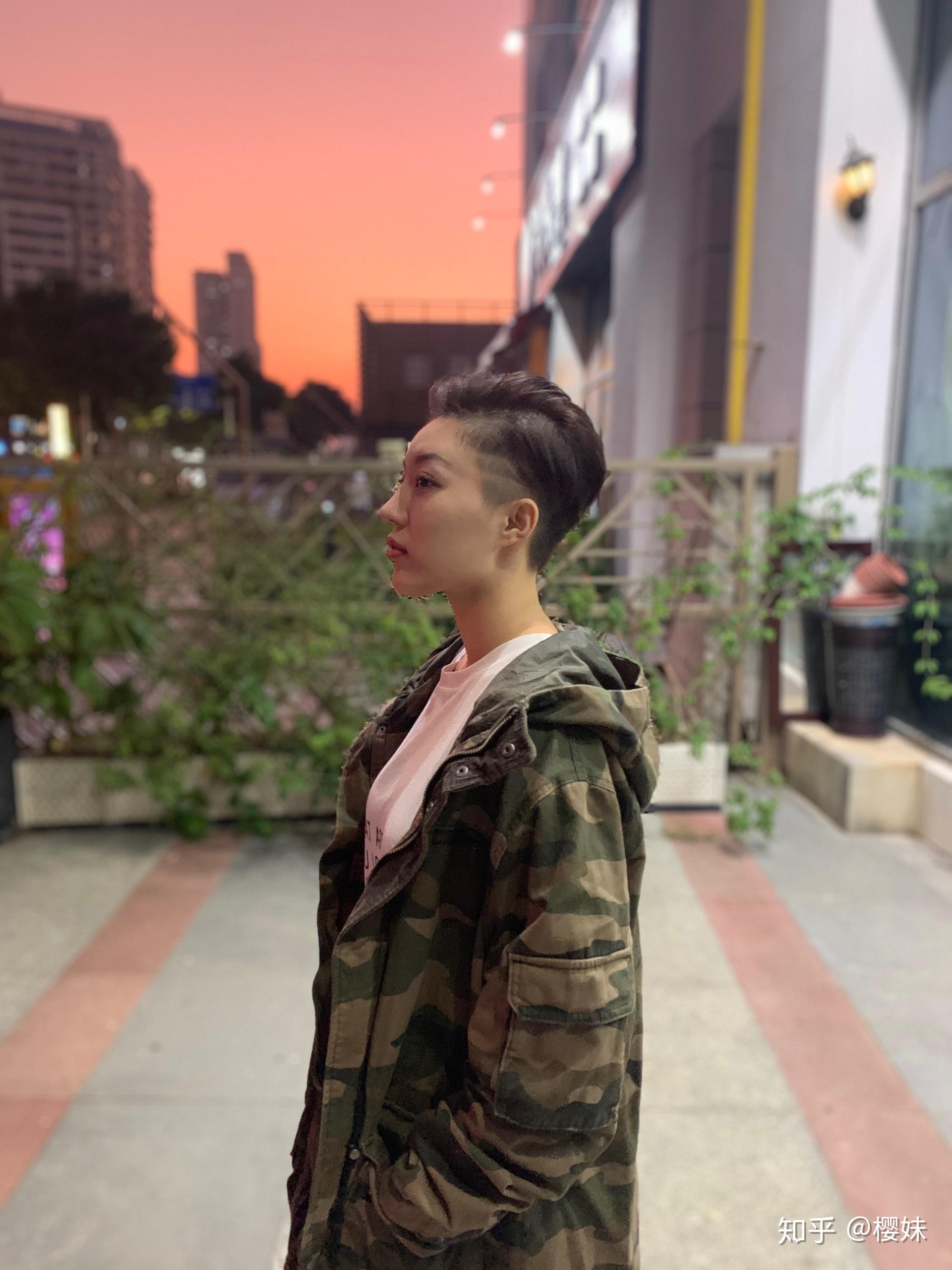 女生超短发两边剃掉是什么样子