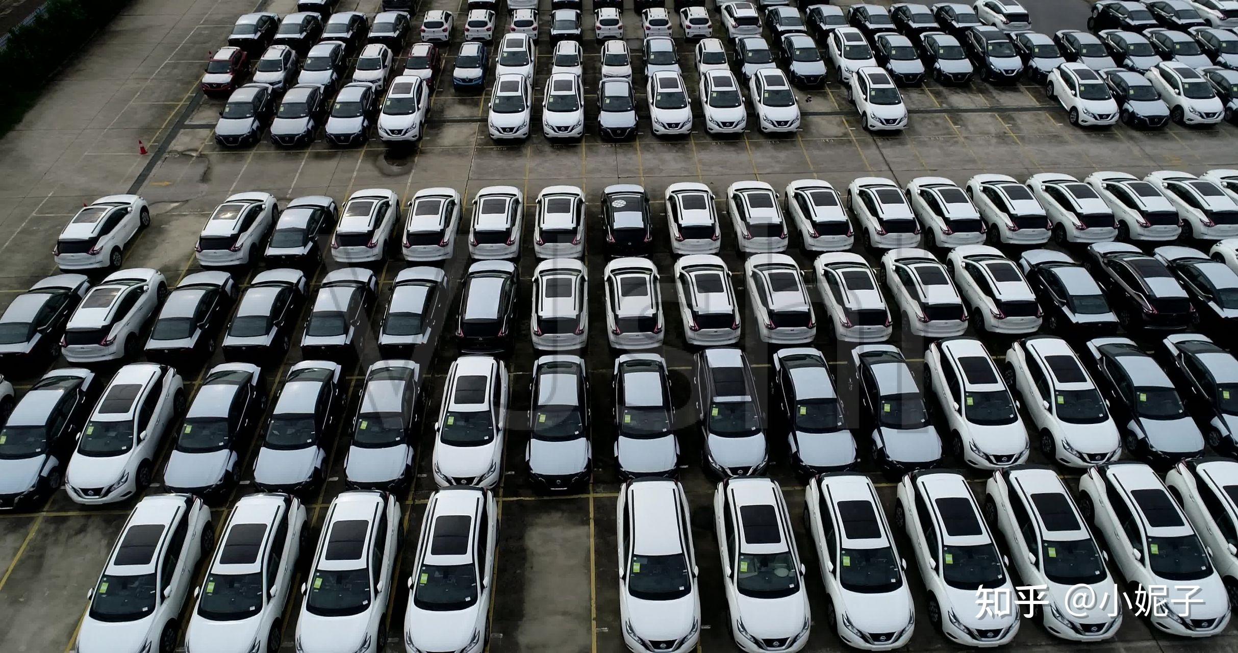 为什么汽车厂家的新车都露天停在停车场? - 知乎