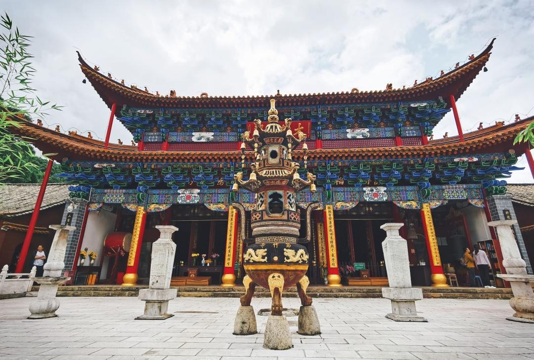 昆明筇竹寺五百罗汉被誉为东方雕塑艺术宝库中一颗璀璨的明珠其艺术