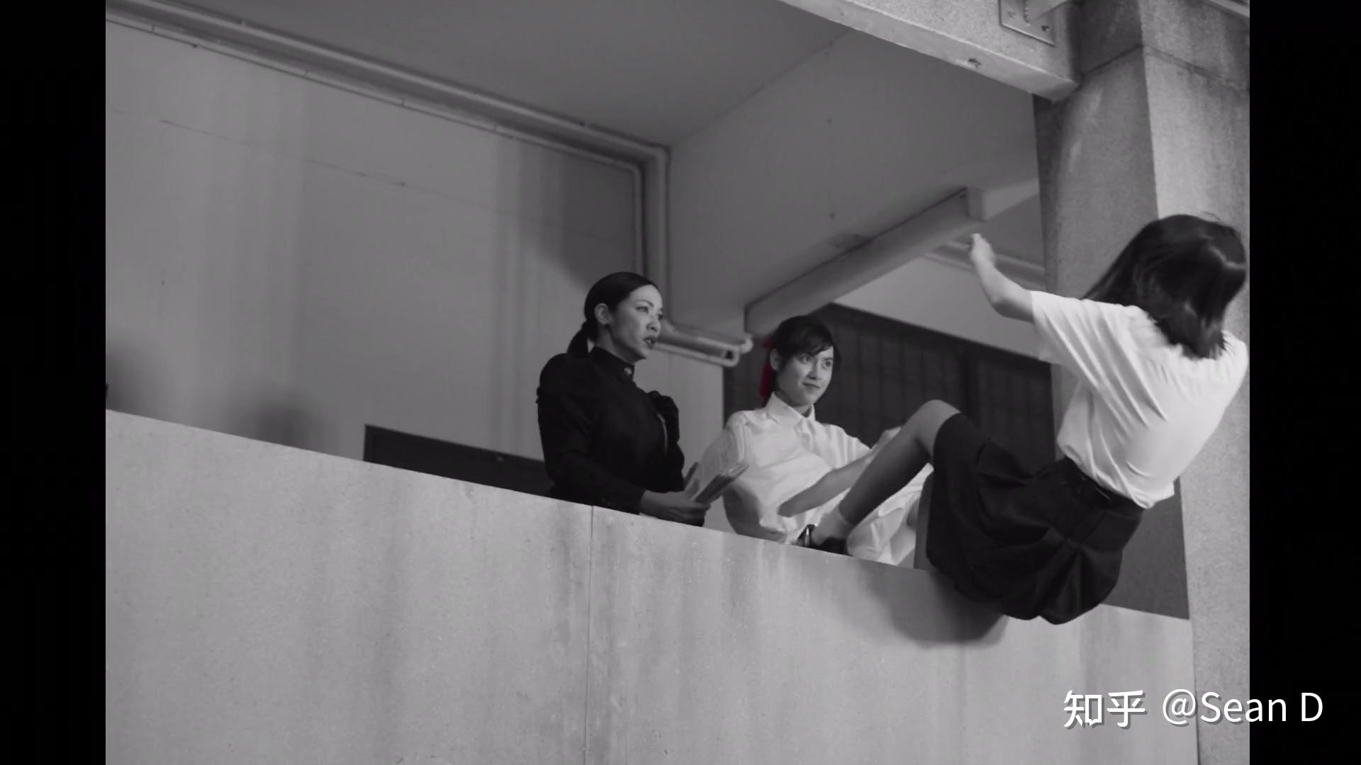 禁忌女孩第二季第六集校长的衣服为啥有颜色其他人是黑白的