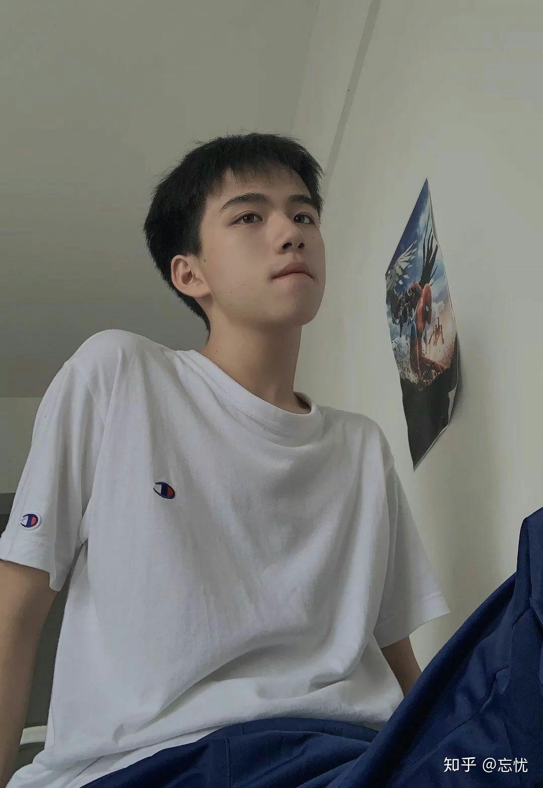 想找一个好看的男孩子照片当做壁纸 各位有没有啊谢谢!