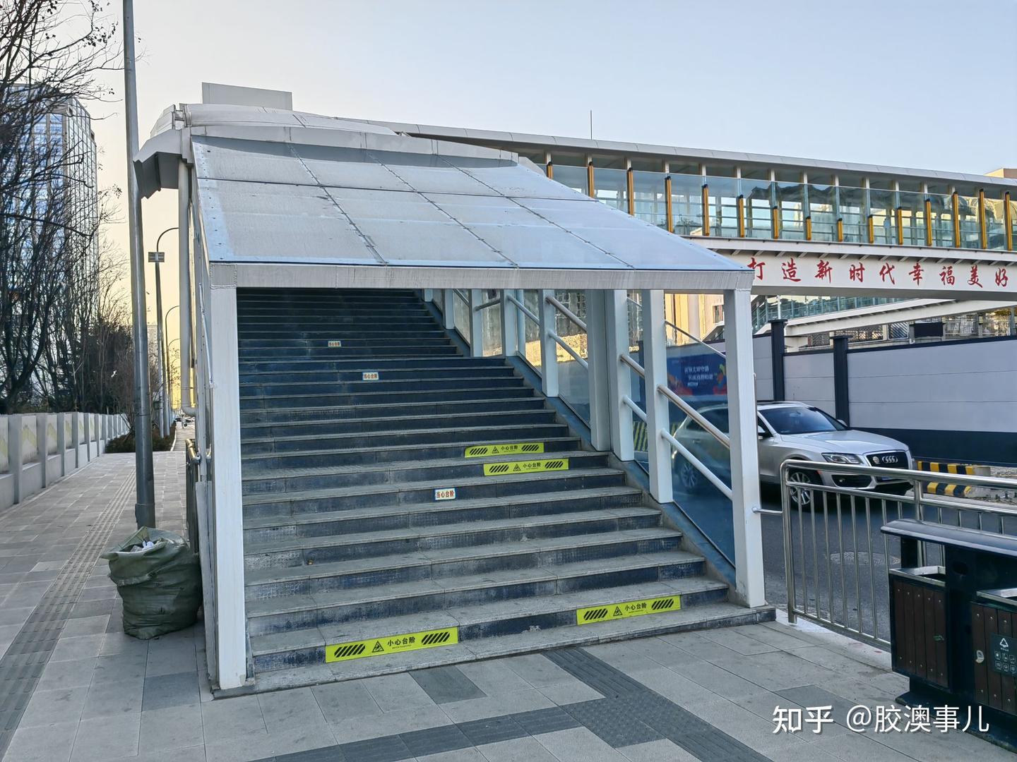 西海岸新区太行山路过街天桥投入使用 - 知乎