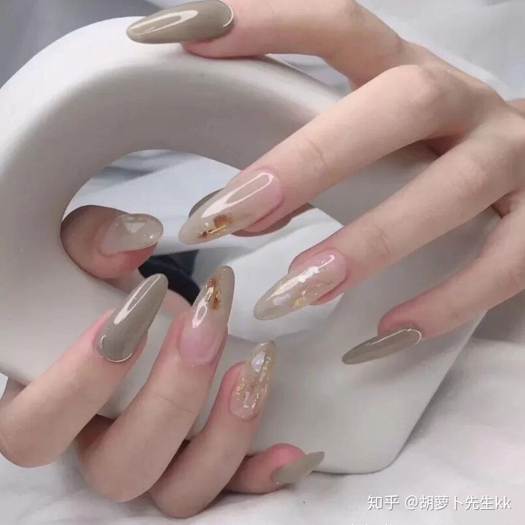手黑适合什么颜色美甲?