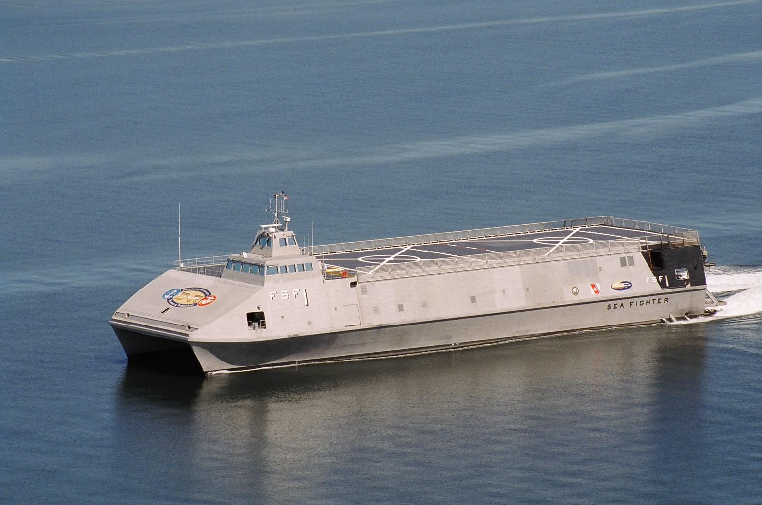 普通战舰用直升机飞行甲板来搭载垂直起降战斗机进行反潜侦查短距防空