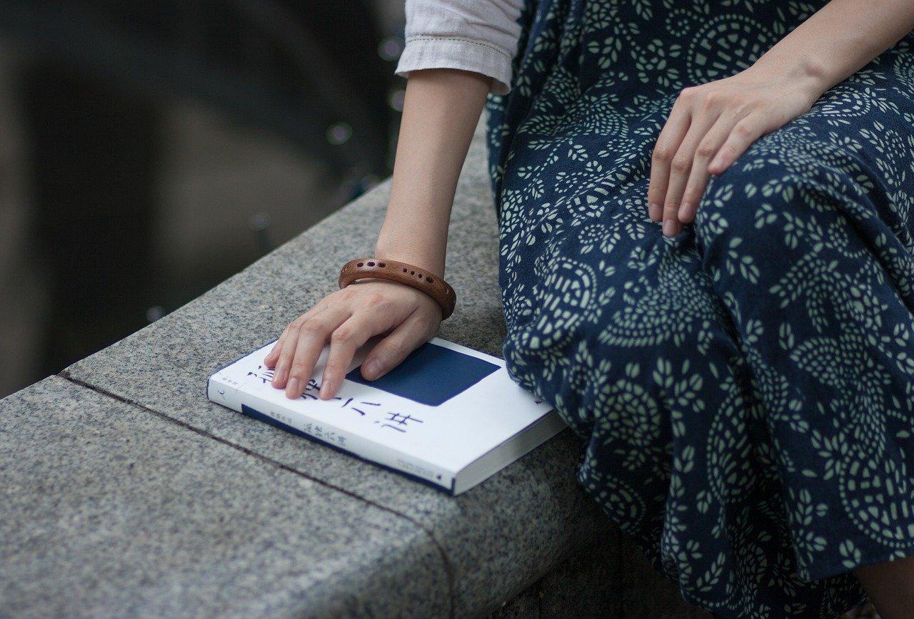 月，初雪轻吻大地