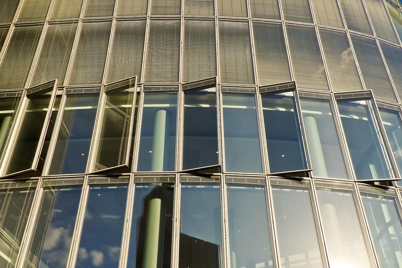 高层建筑玻璃清洁技巧