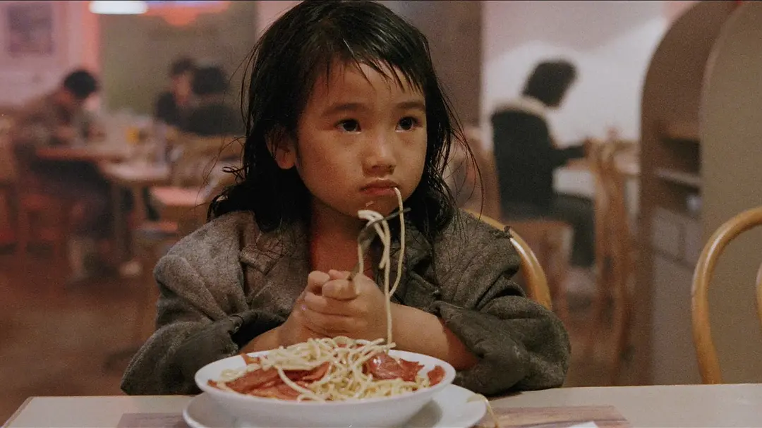 的女儿,最后中枪身亡那一幕的哭戏,非常有感染力,丝毫不输专业演员