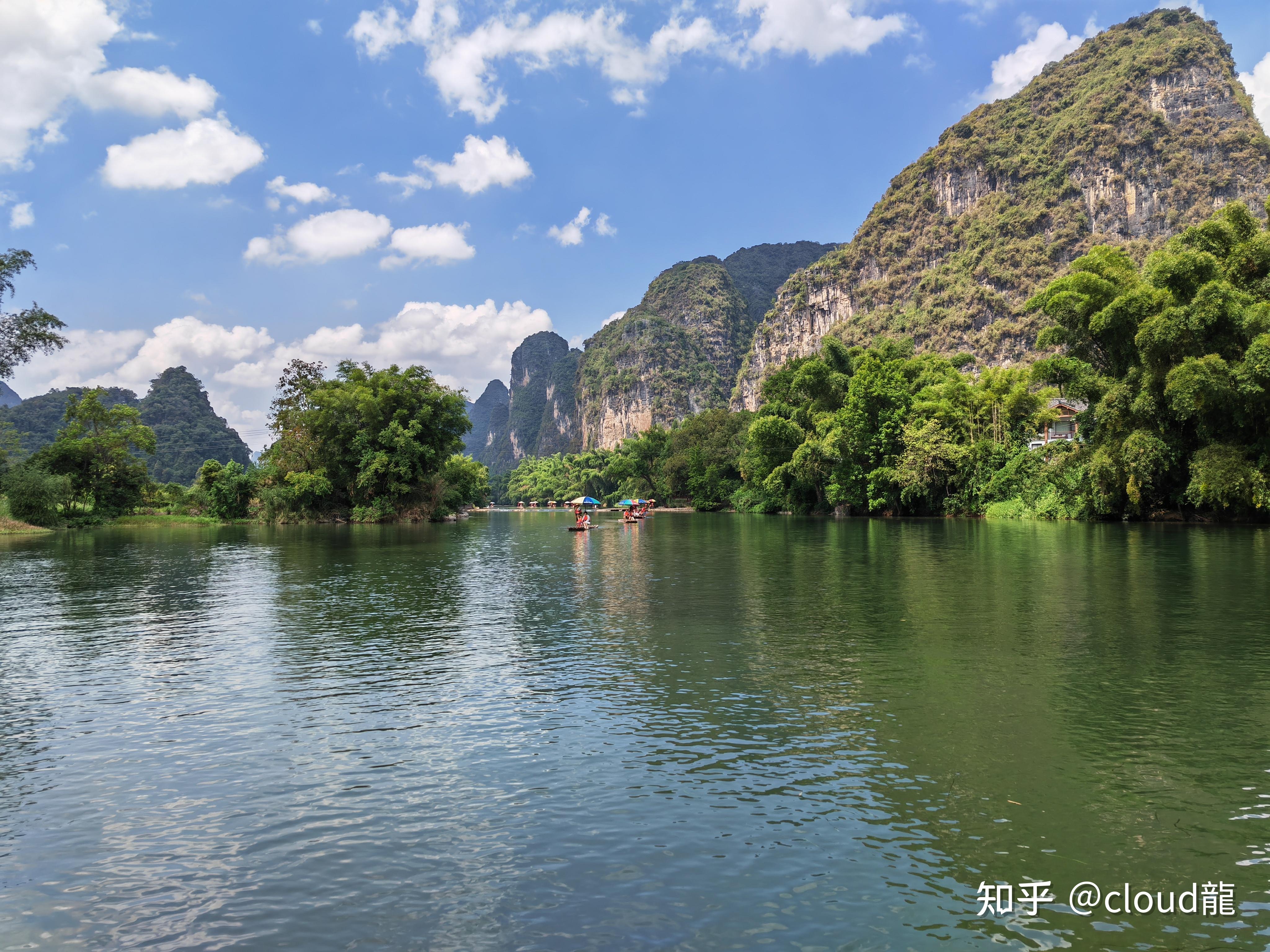 此时降雨少,气候宜人,江水水量适中,适合泛舟漓江桂林地处南岭山脉西