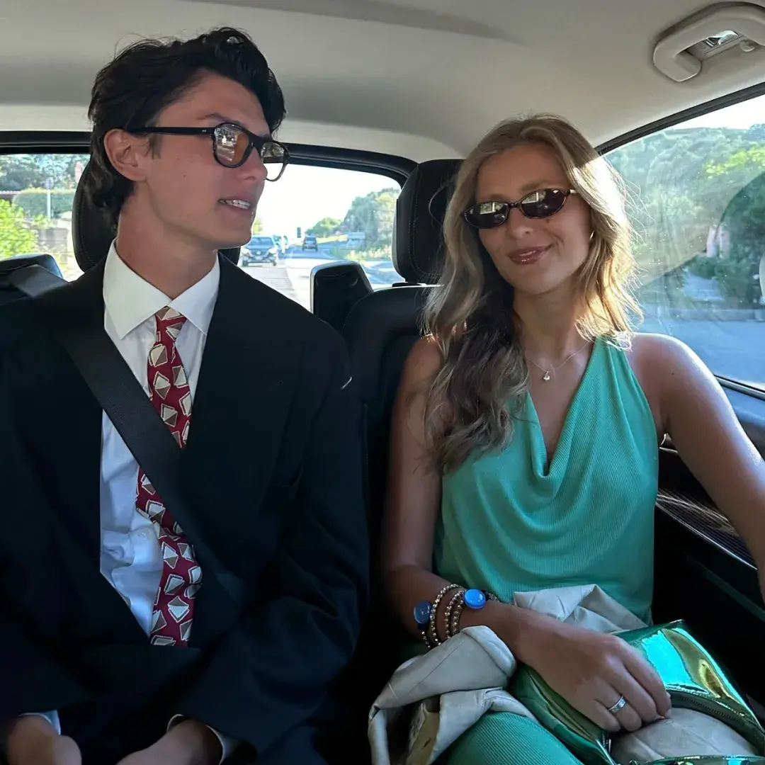 无可否认,跟许多普通人比,尼古拉的出身背景和父母人