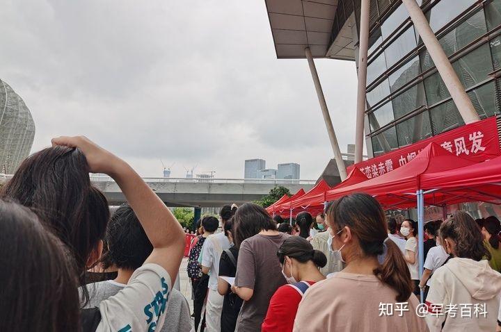 济南卫校毕业证有用吗（家里人都想报名参军,现在读大一）