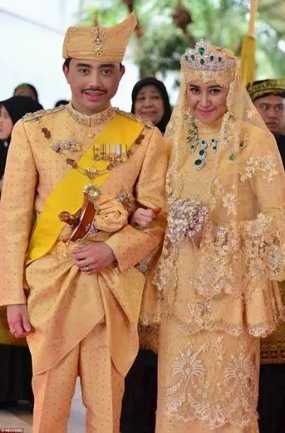 文莱王子娶妻 新娘头顶6颗绿翡翠王冠 手拿钻石花 脚套黄金环 知乎 文莱王子娶妻 新娘头顶6颗绿翡翠王冠 手拿钻石花 脚套黄金环 知乎