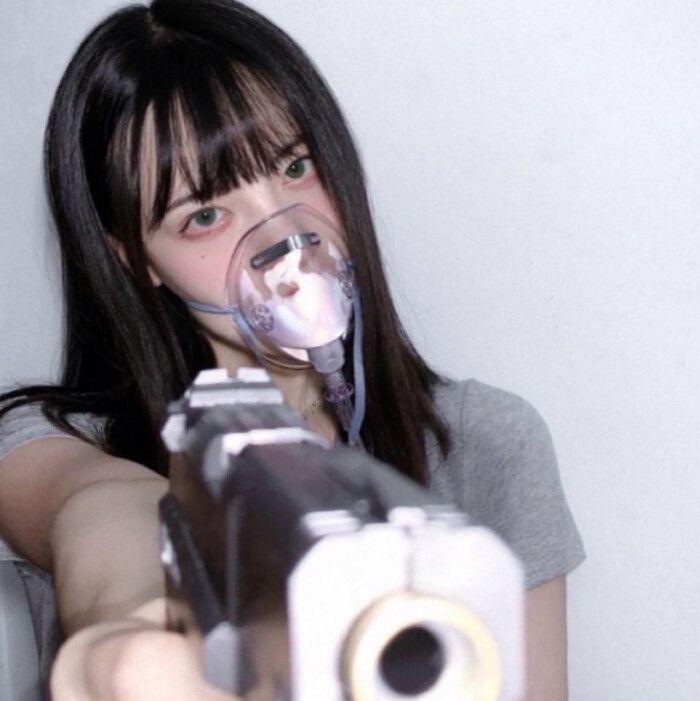 请问有哪位仙女有带枪的头像么最好是美女和枪