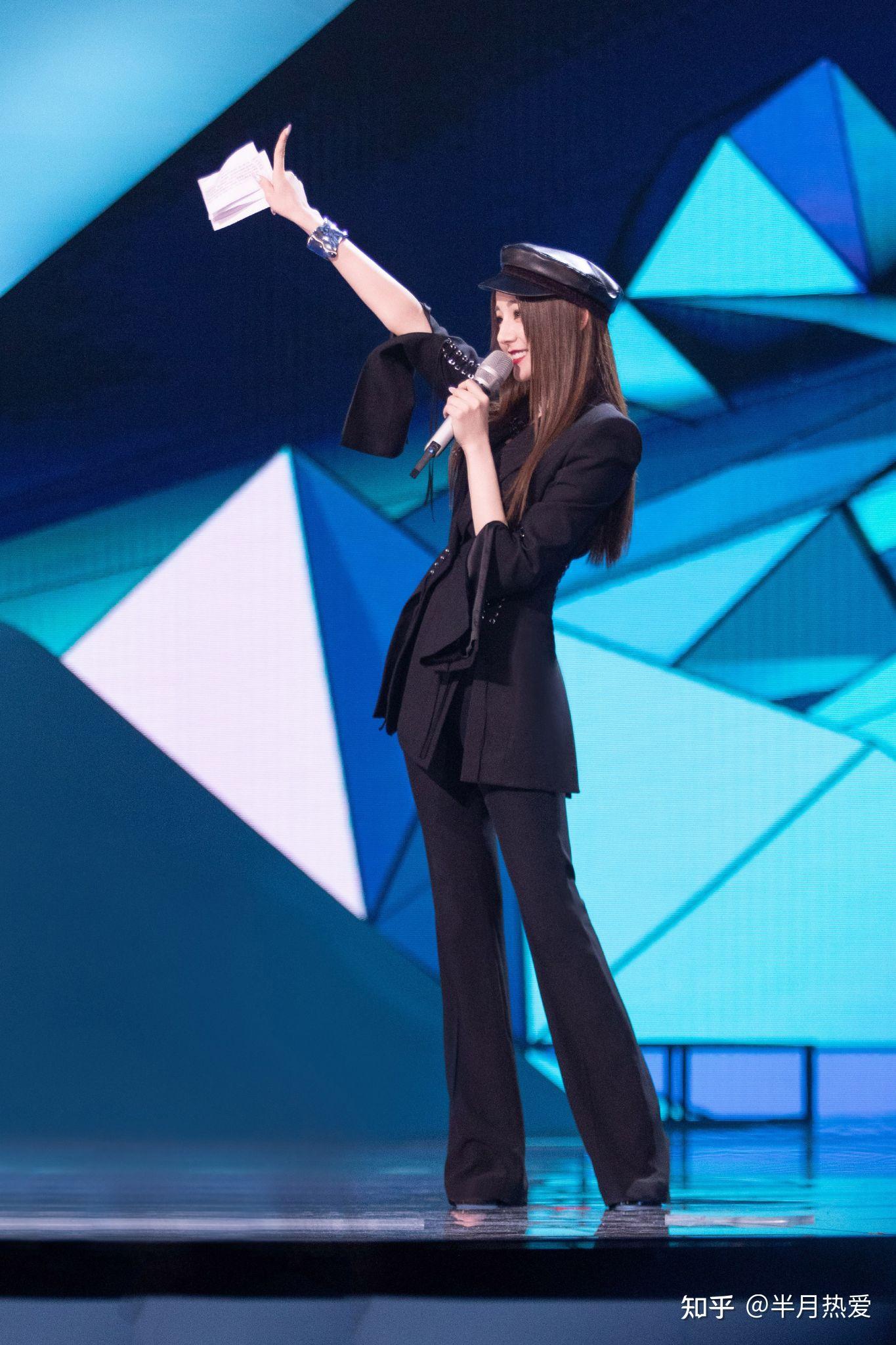 如何评价迪丽热巴头戴贝雷帽的造型?