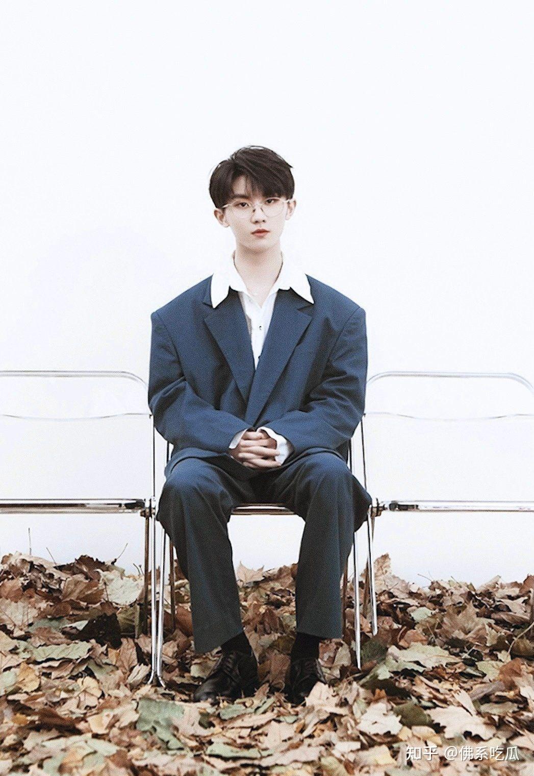 谁有马嘉祺戴眼镜的照片,想要收集?