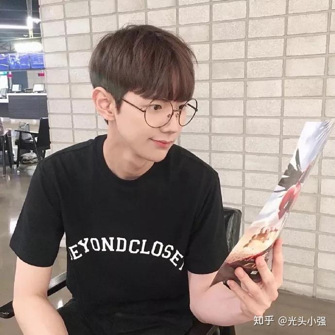 有没有金发戴眼镜高清图片男生的头像? - 知乎