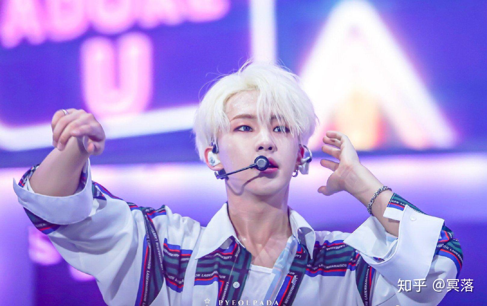 各位克拉女神们,有没有权顺荣适合当手机桌面或者聊天背景或者每天