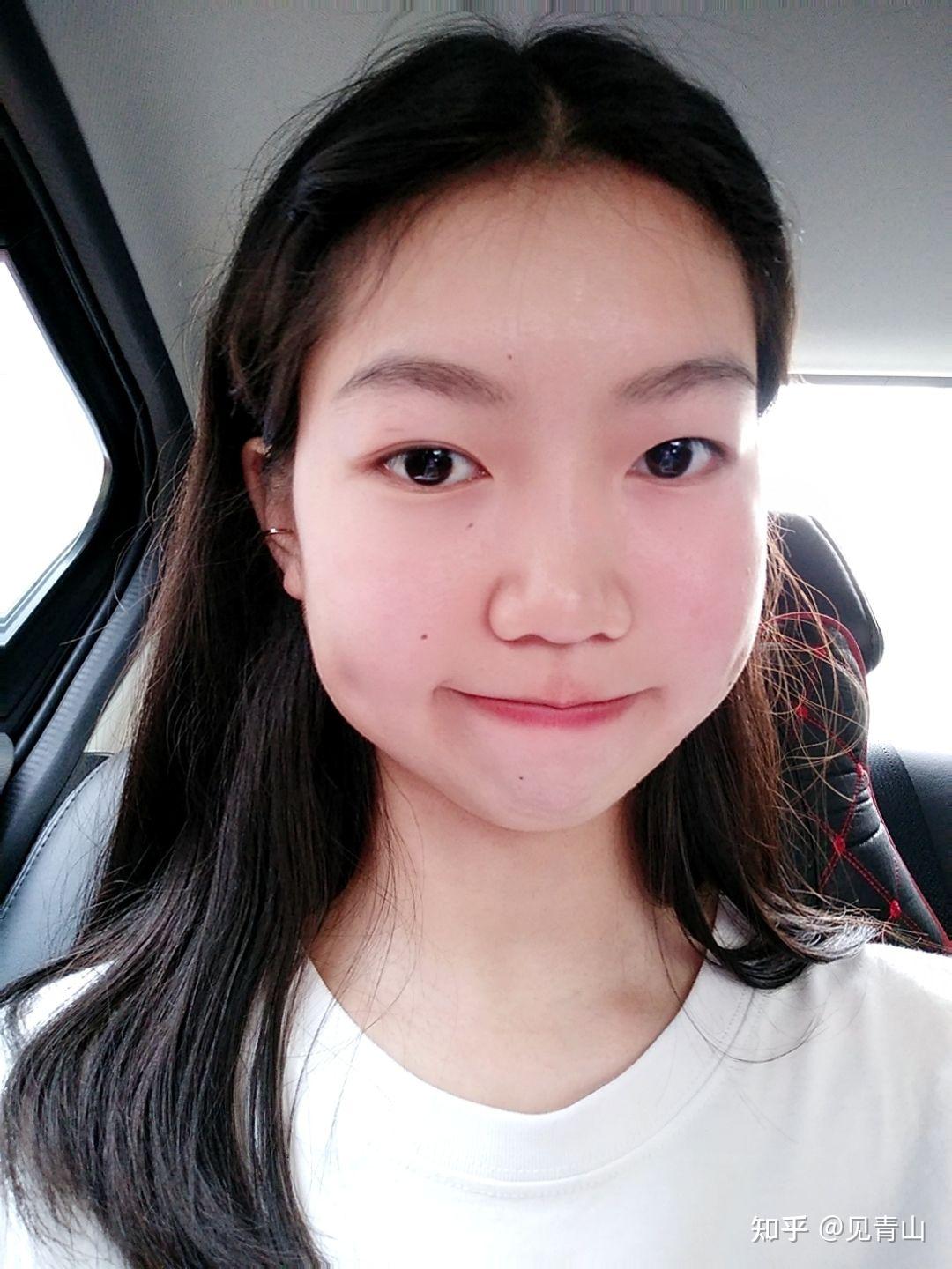 有没有那种单眼皮小眼睛塌鼻梁厚嘴唇但还挺好看的女生