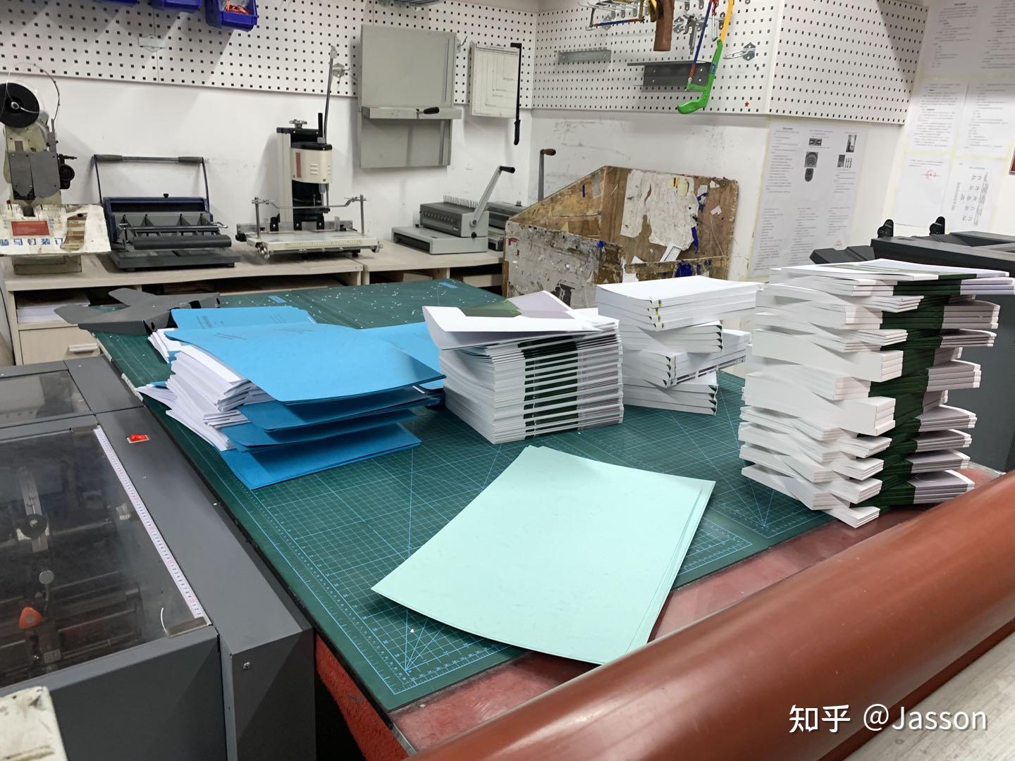 为什么现在文件都选择用胶装，而不用订书机订呢？ - 知乎
