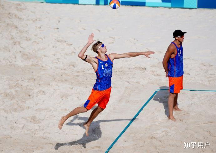 奥运游泳比赛,荷兰男选手泳裤下水后竟变「透明」,为何会选择这种泳裤