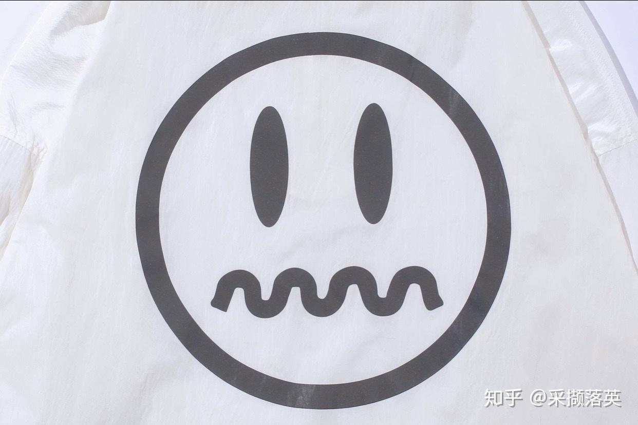 请问胸前有一个笑脸的logo的条纹长袖是什么牌子应该是一个潮牌