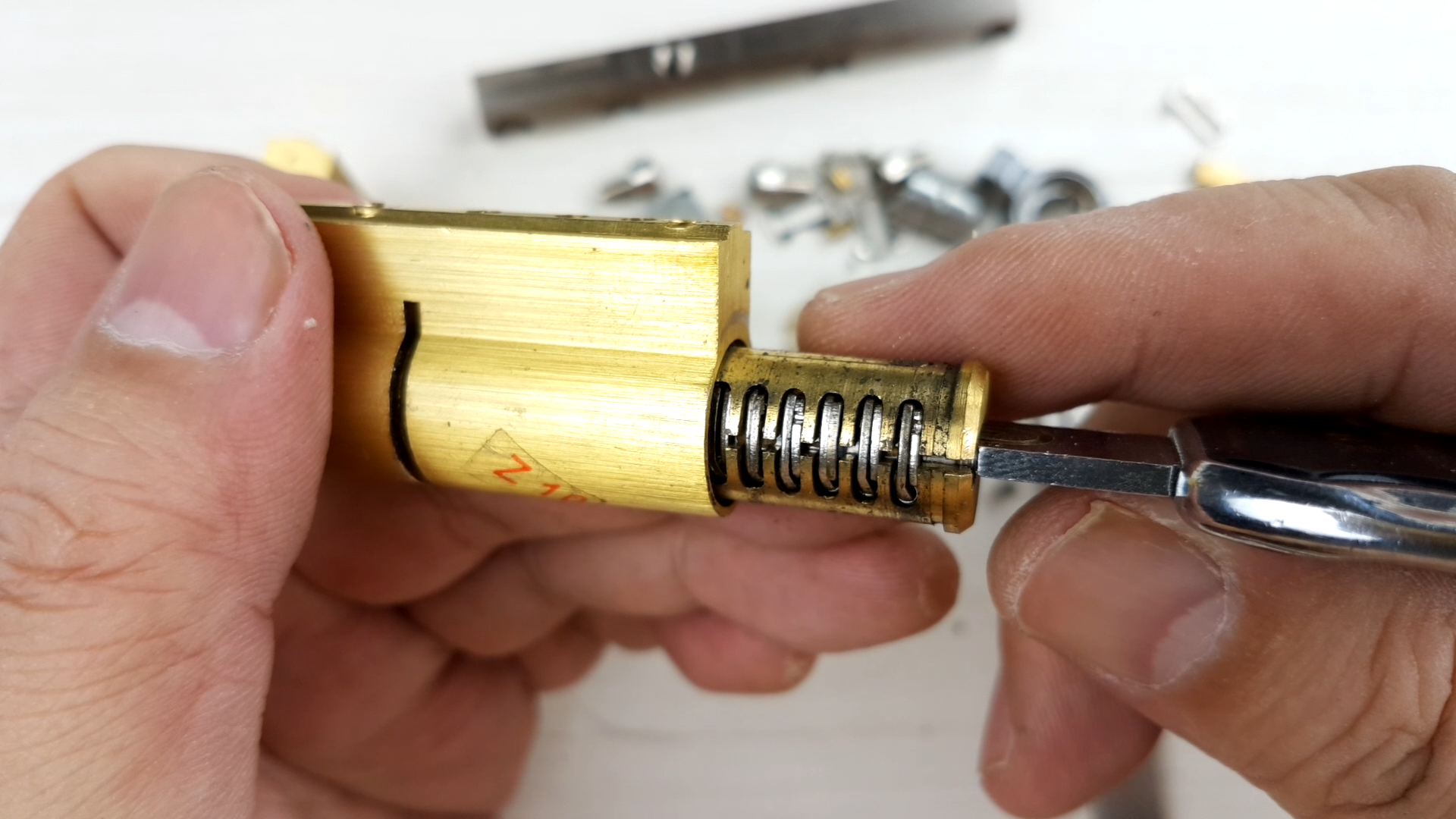 拆开看看c级锁芯的内部机械结构,明白它的安全性到底有多高 - 知乎