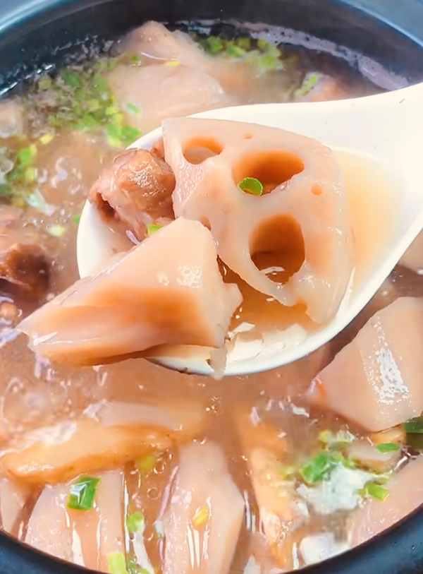 武汉人喜欢拿藕和排骨煨汤,文火煨到