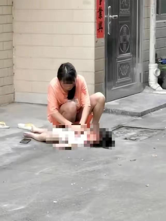 惨剧!广西2岁幼童被父亲从5楼摔死,知情人透原因.还有可怕的