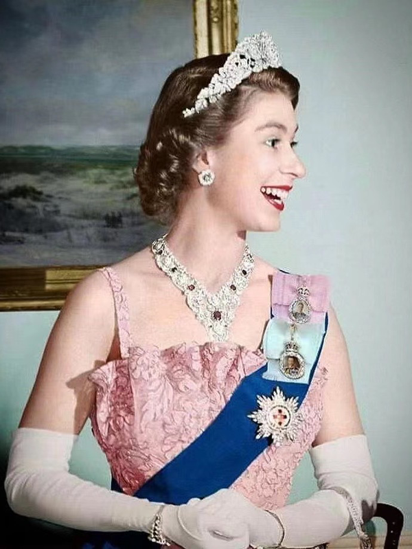 那个被她的爷爷称作"莉莉白"的小女孩,那个跨越人生近百年的女王与