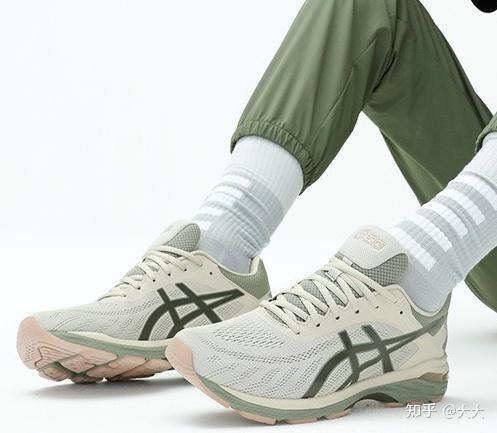 类别:缓冲跑鞋功能:透气,轻便适合脚型:正常足,内翻足推荐理由:亚瑟士