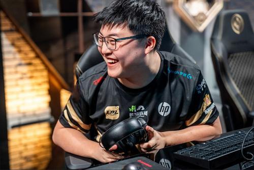 著名教练steak牛排宣布与rng解约并公开寻找队伍