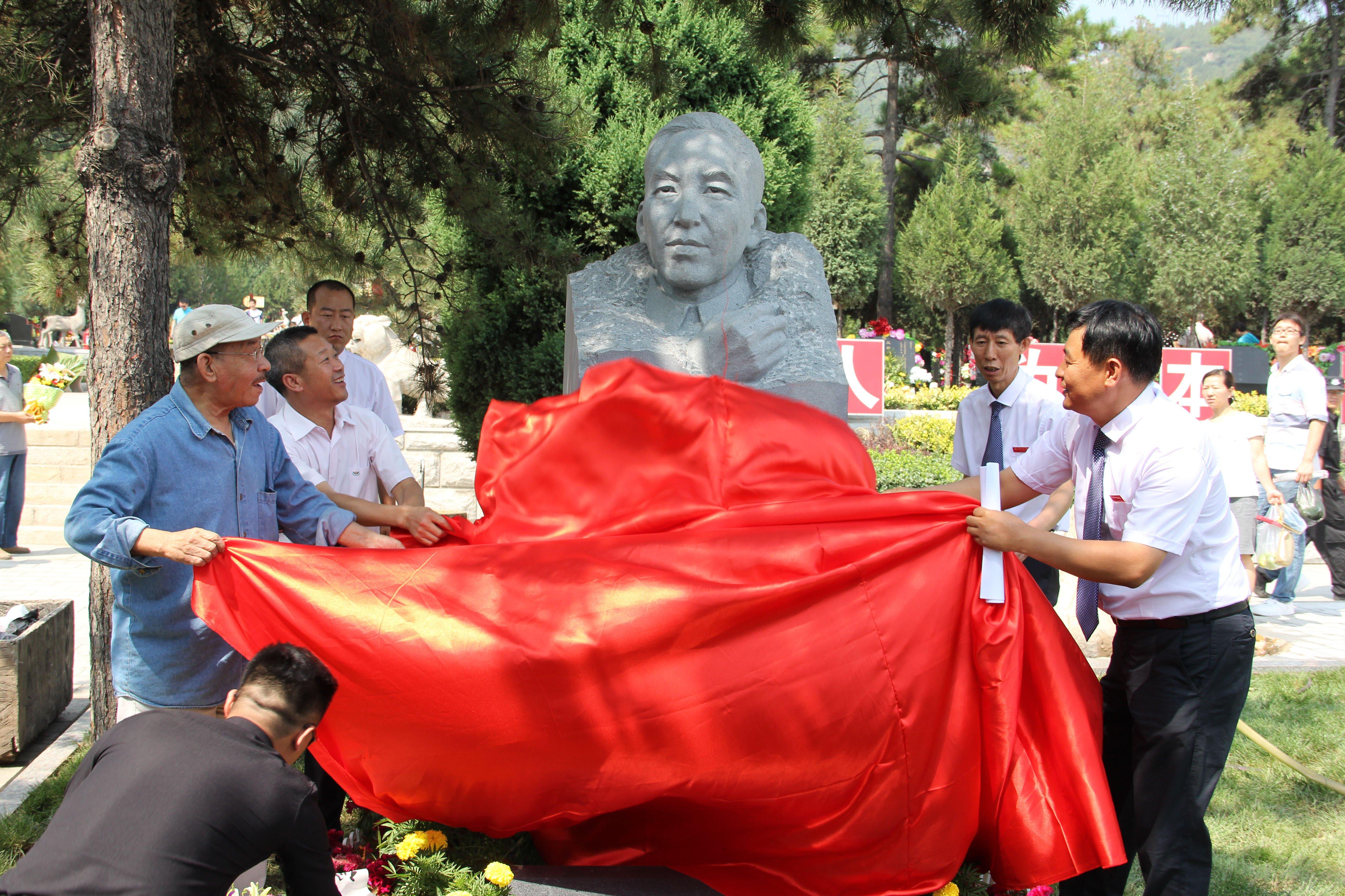 一座巍峨的纪念碑巍然耸立,它便是为纪念现代小说家,人民艺术家赵树理