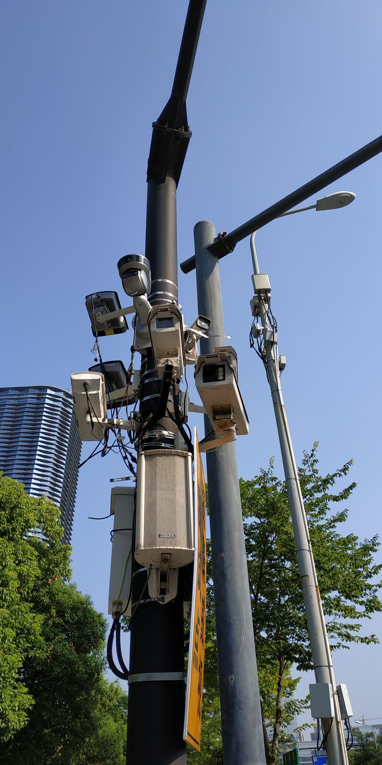 如何看待杭州一路杆装近30个摄像头,拍摄者称很震撼,从来没见过?拍摄