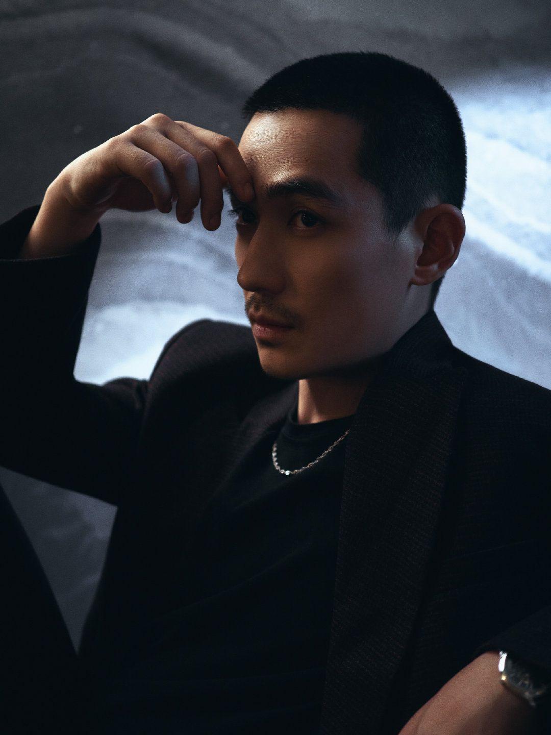 如何评价朱一龙在上海电影节的寸头胡子造型