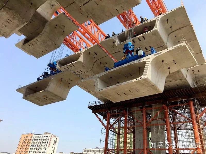 采用悬臂拼装施工法浇筑的梁中起抗折和抗剪的是什么