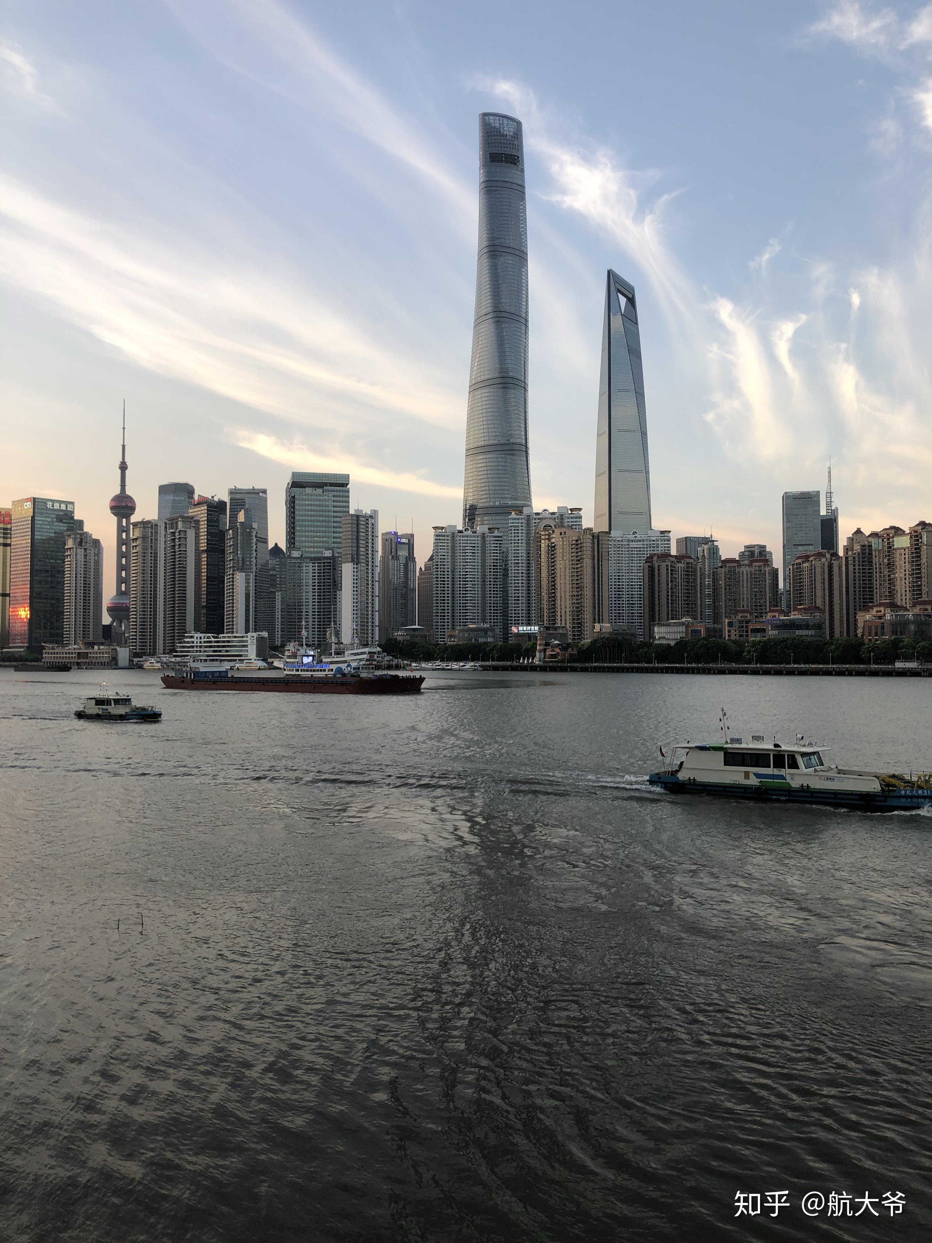 香港维多利亚港的夜景和上海黄浦江外滩的夜景哪个更美?