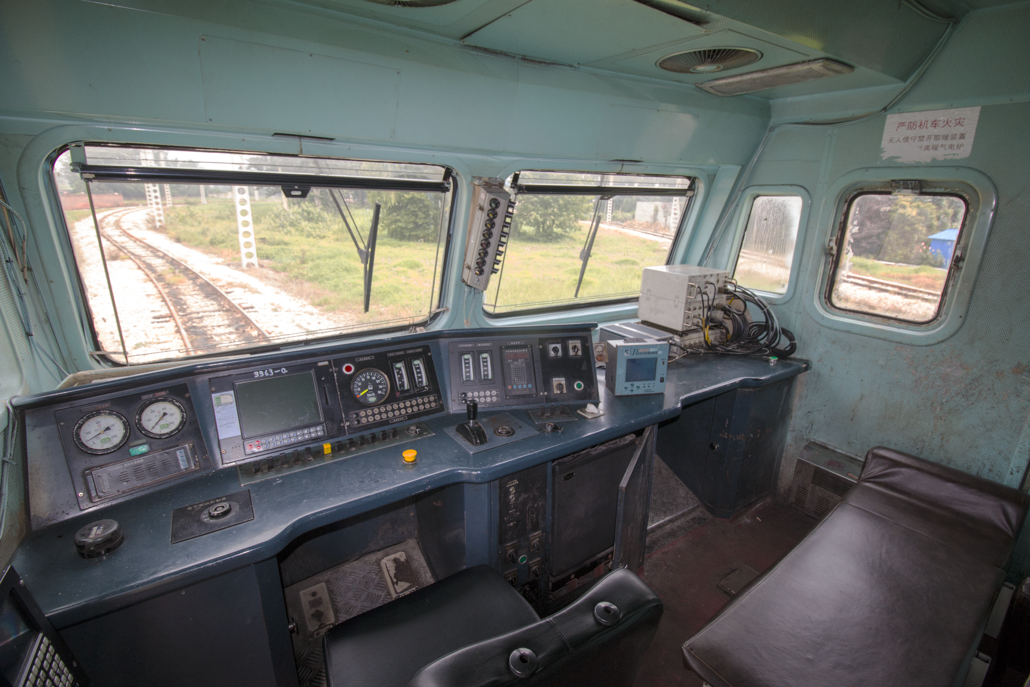 火车头内部布局是怎么样,普通乘客能申请进入吗? - 知乎