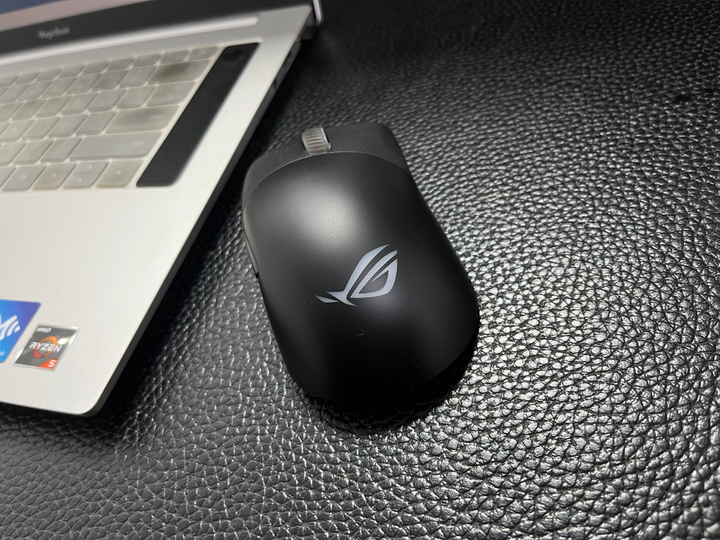 灵动小巧的“掌中宝”——ROG 月刃无线 AP36K 鼠标分享