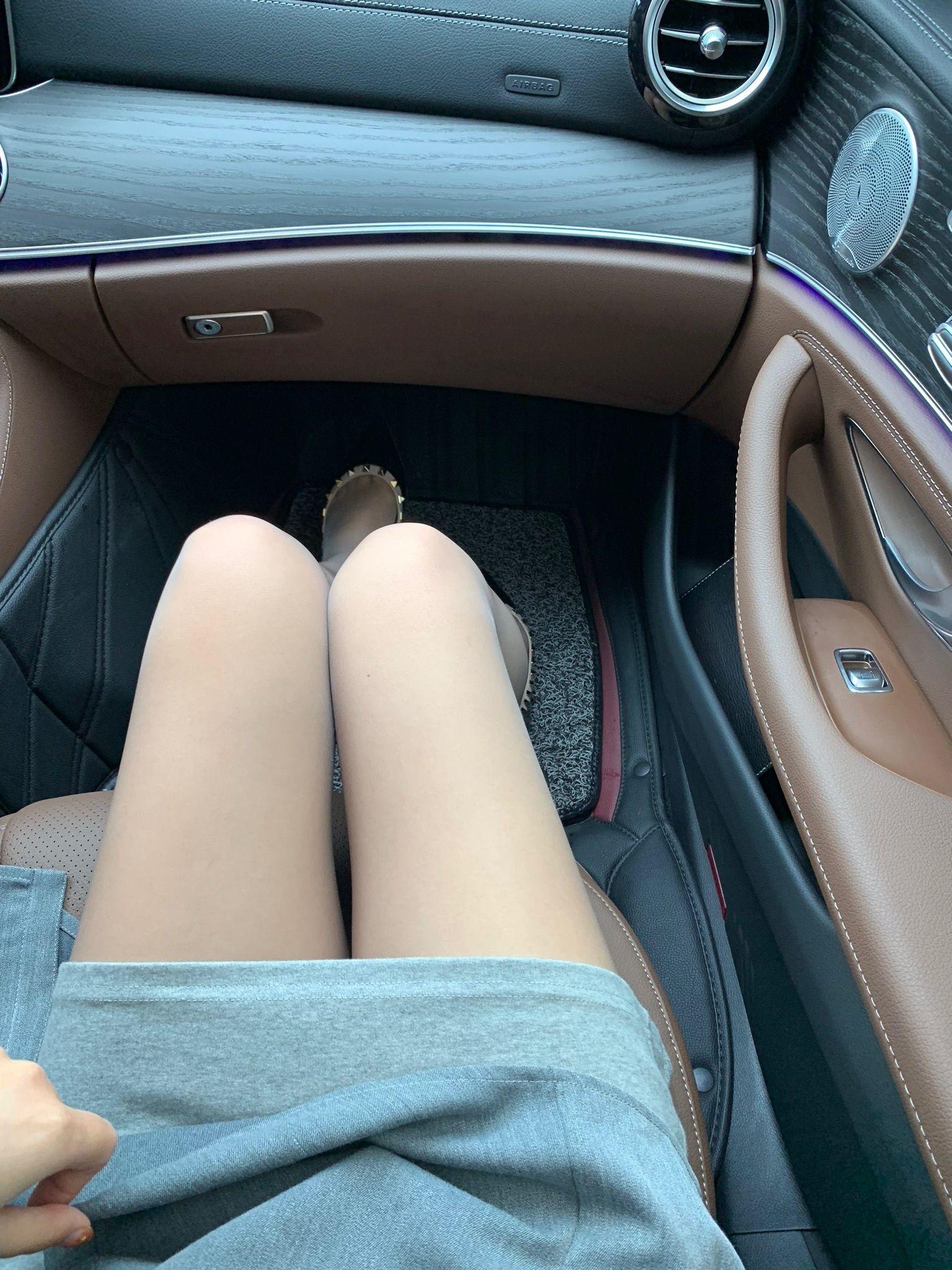 个子高腿型又好看的女生是否都爱露出自己的大长腿? - 知乎