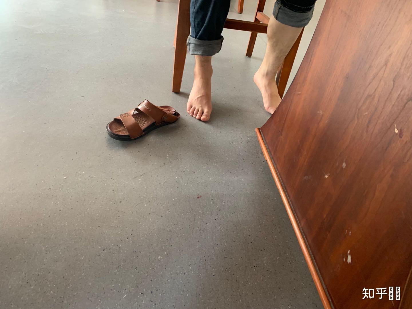 为什么有人喜欢在公共场合脱鞋其中是否女性偏多为什么