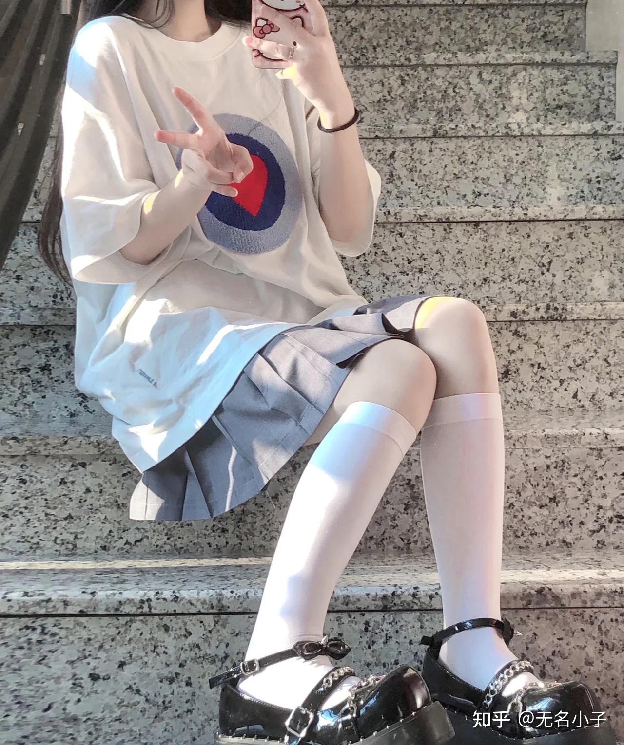 女生穿黑袜好看还是白袜好看? - 知乎