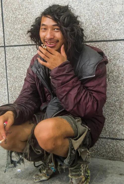 月薪上万都不如乞丐很现实