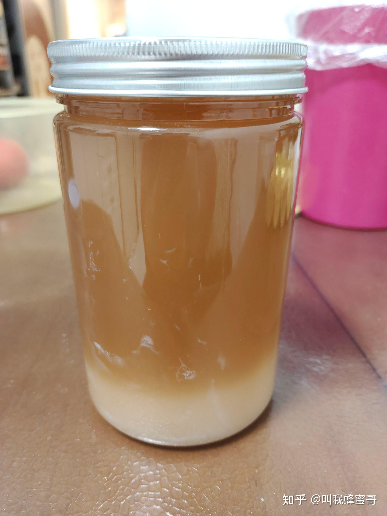 蜂蜜放久了上面有白色固体还能吃吗(蜂蜜放久了里面有白色絮状的东西是什么)