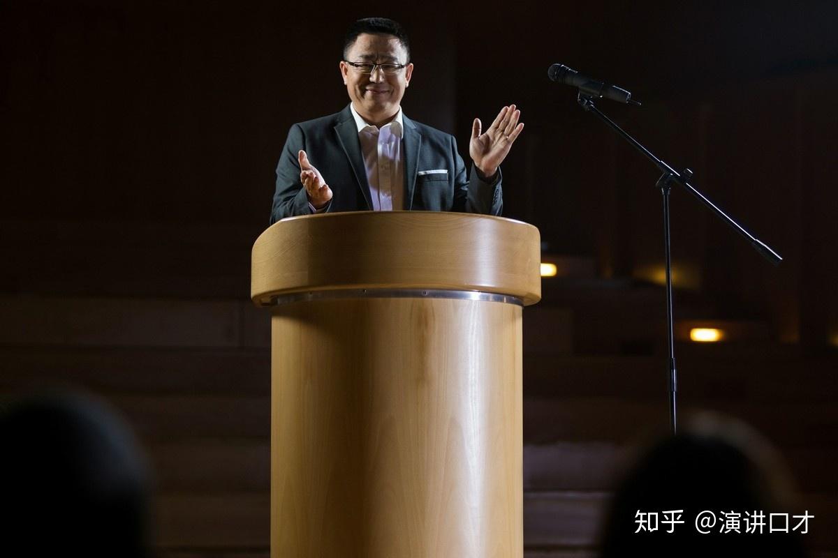 我上台讲话看到台下的人就紧张说不出话来我都不敢看到台下的人怎么办