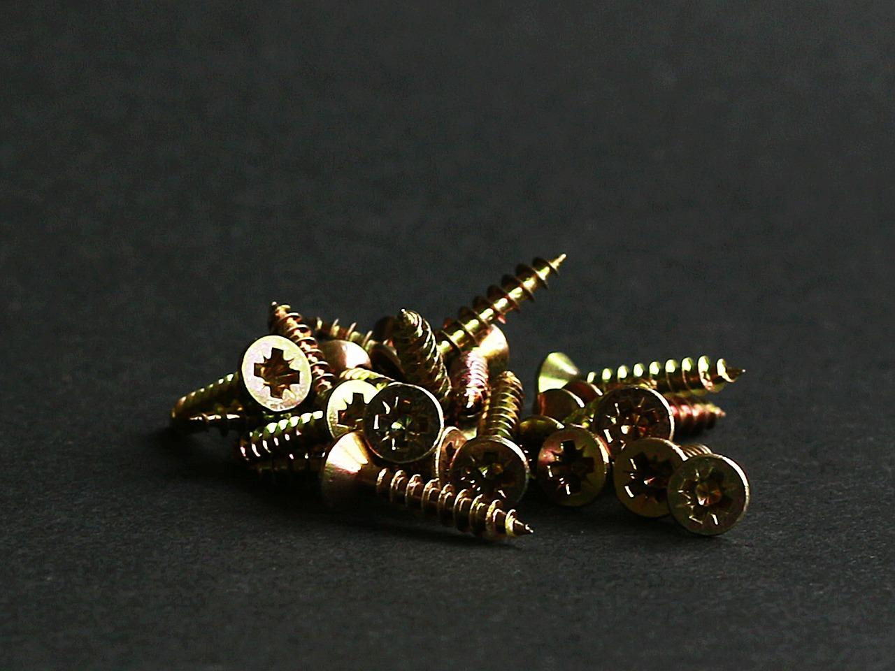 3. 使用螺丝刀修复