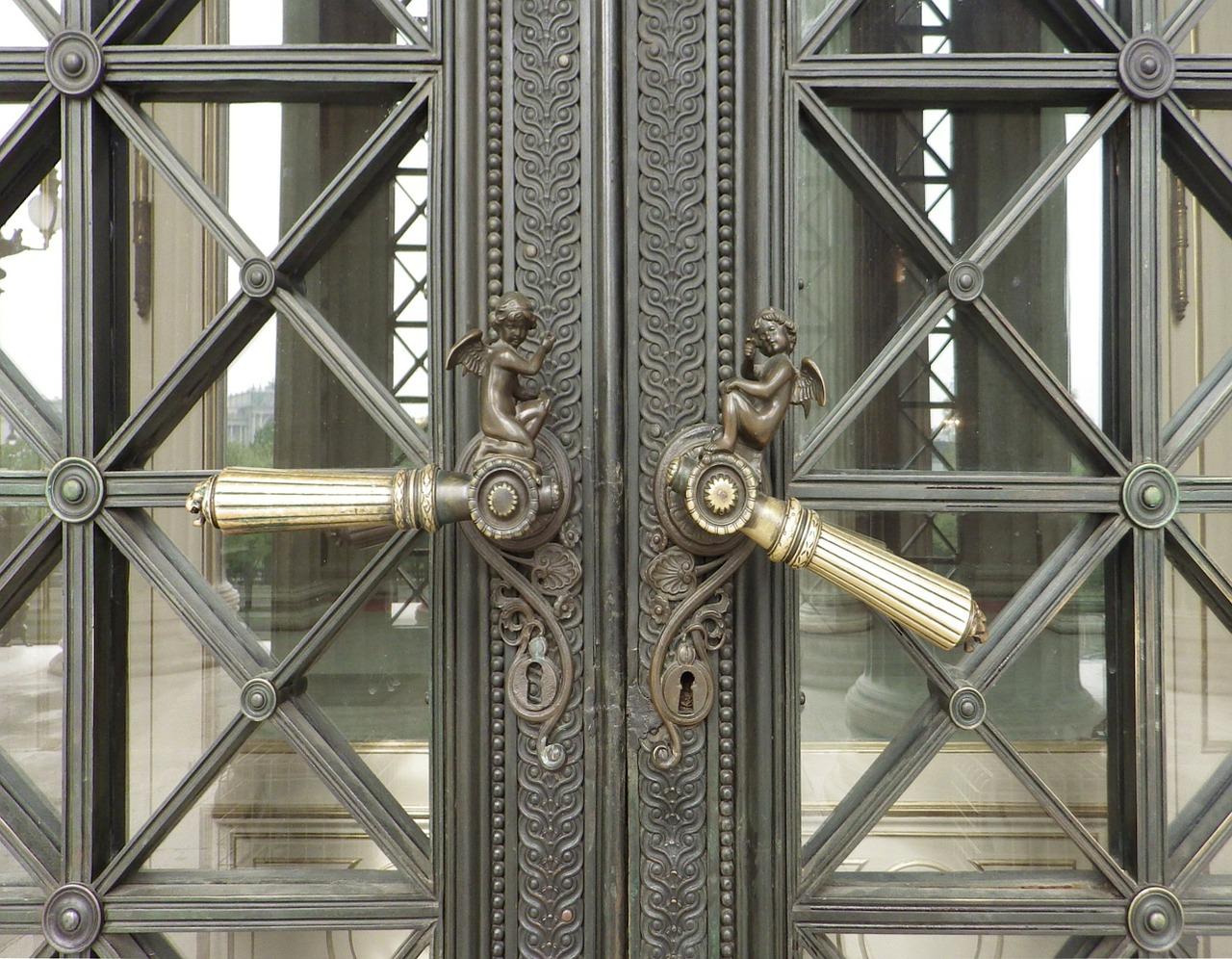 门上挂八卦有什么作用