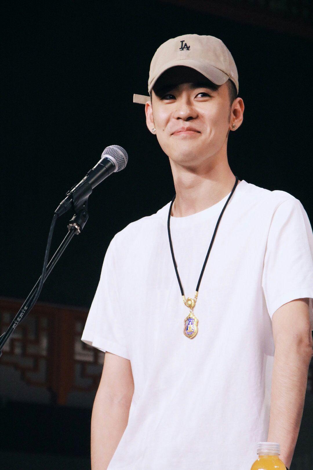 这是一个求图问题请问有张云雷白t恤的照片嘛这个系列的