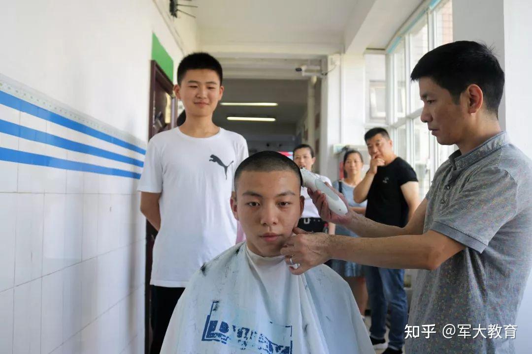 该剃头了……(部队上剃头有什么标准) - 知乎