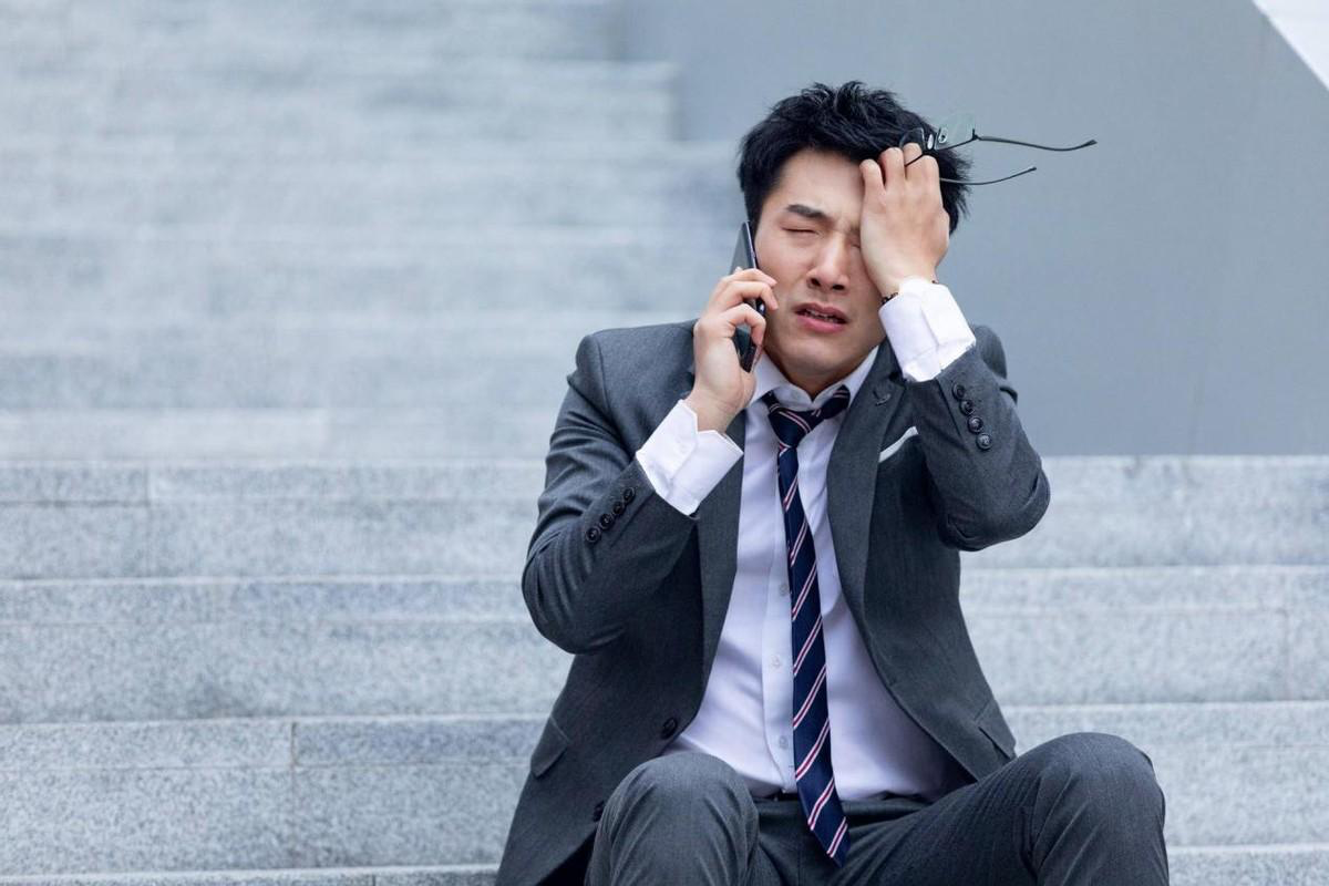 35岁主管被公司用 AI 替岗，月薪从2.5万降到1.5万，拒绝后被裁，面对技术替代，劳动者该怎么办？