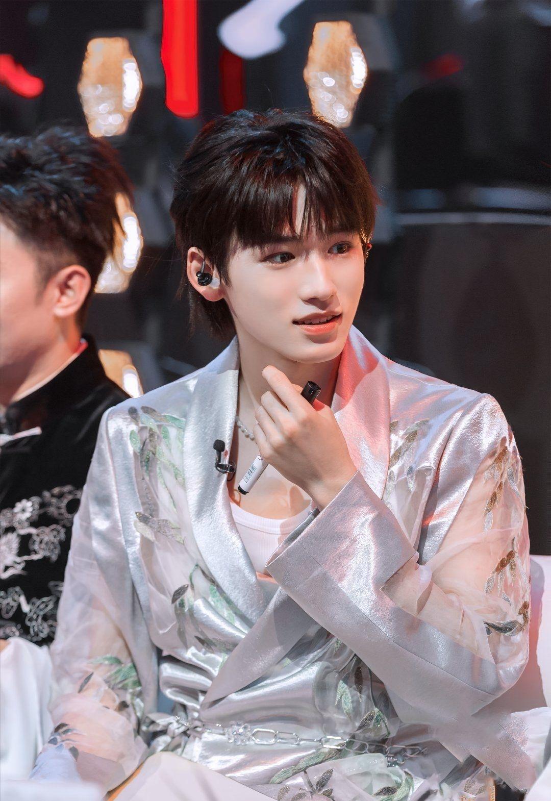 各位小海螺们有没有宋亚轩的高清神图吖